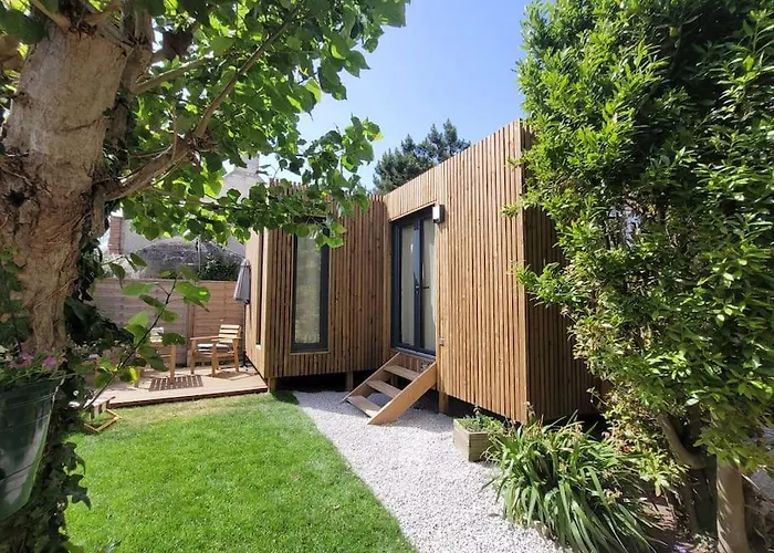La cabane du sentier, logement original en bois et sur pilotis avec beau jardin et très proche de la mer