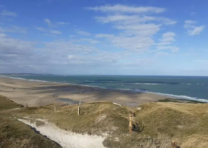 La cabane du sentier, logement original en bois et sur pilotis avec beau jardin et très proche de la mer
